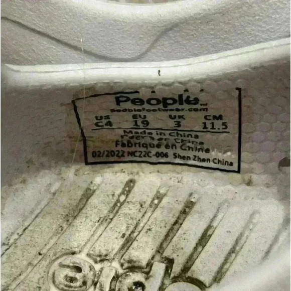 People toddler white shoes size 4 - Picture 2 of 4